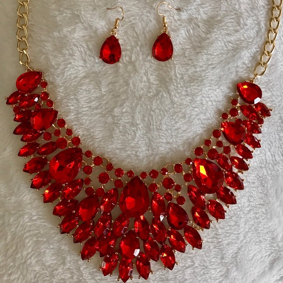 Jewelry - ⭐️NEW⭐️ Gorgeous Ruby Red Colored Necklace